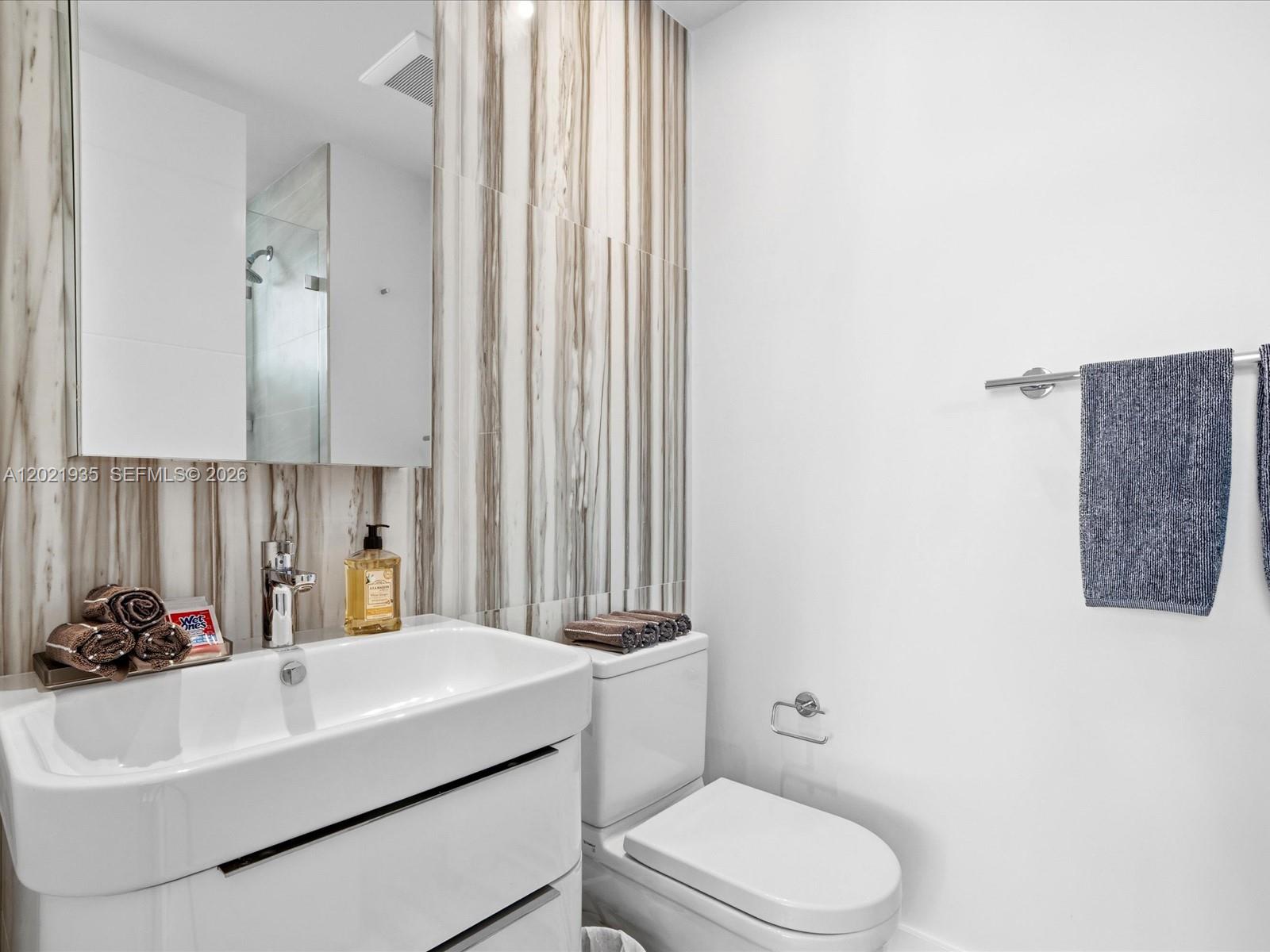 125 Hampton Ln, Key Biscayne FL 33149