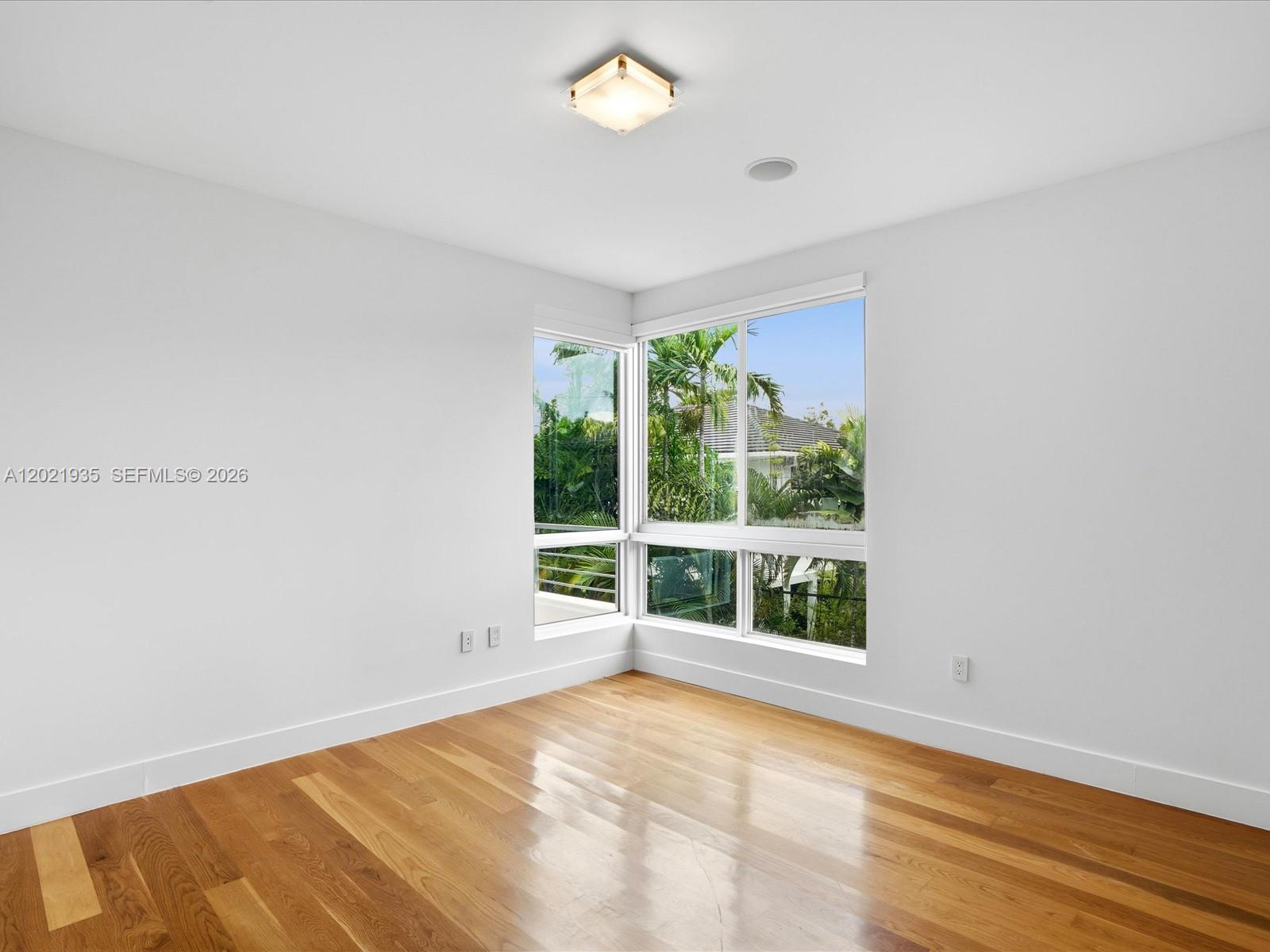 125 Hampton Ln, Key Biscayne FL 33149