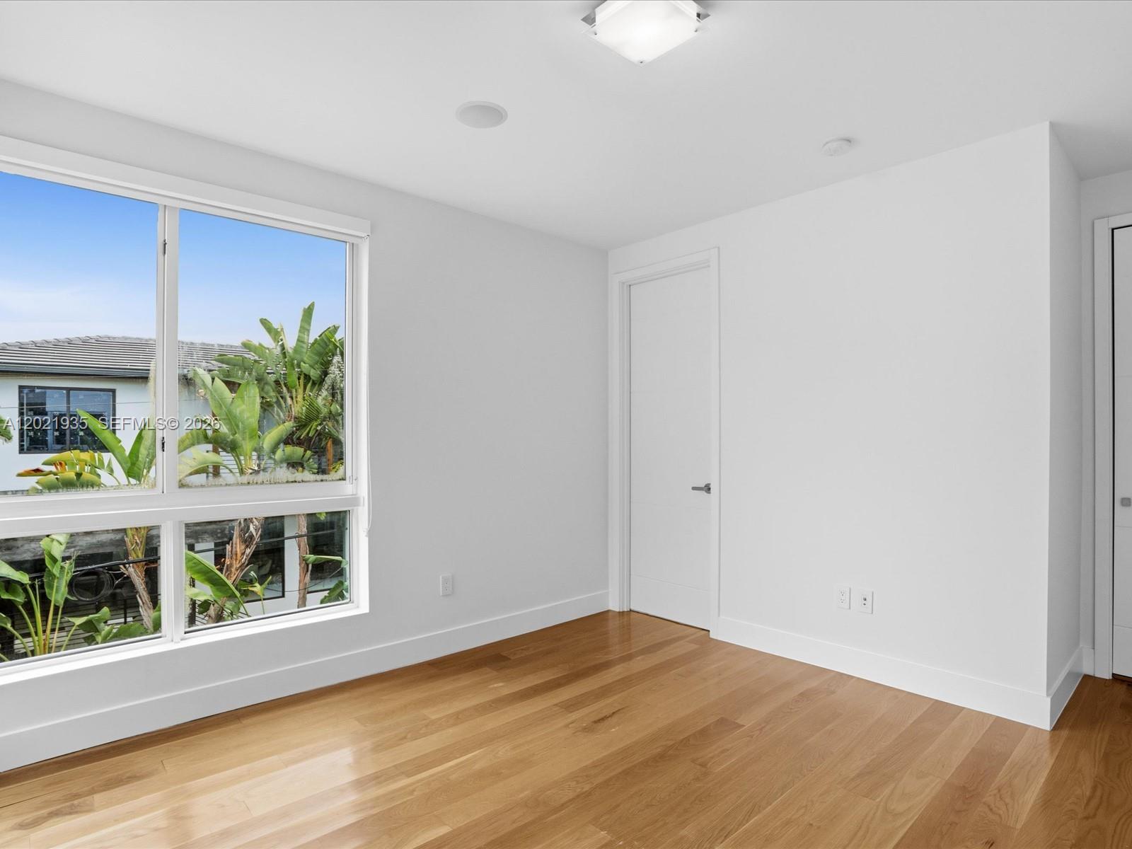 125 Hampton Ln, Key Biscayne FL 33149