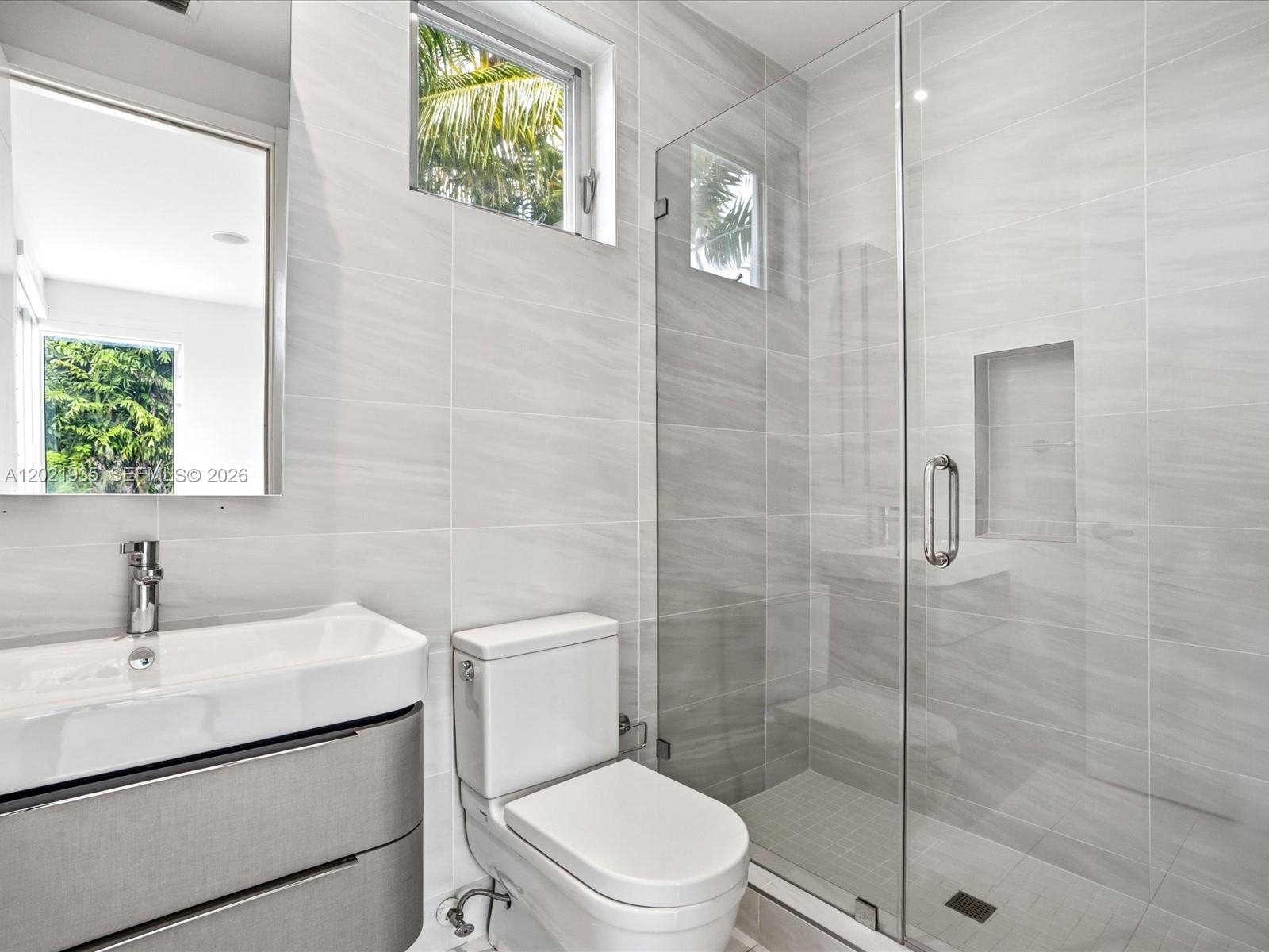 125 Hampton Ln, Key Biscayne FL 33149