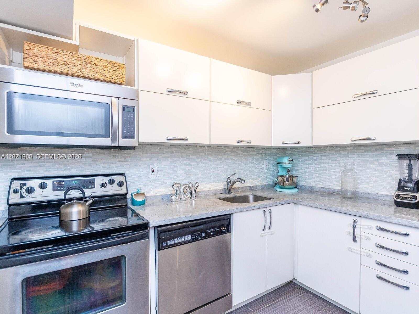 3701 N Country Club Dr #1002, Aventura FL 33180
