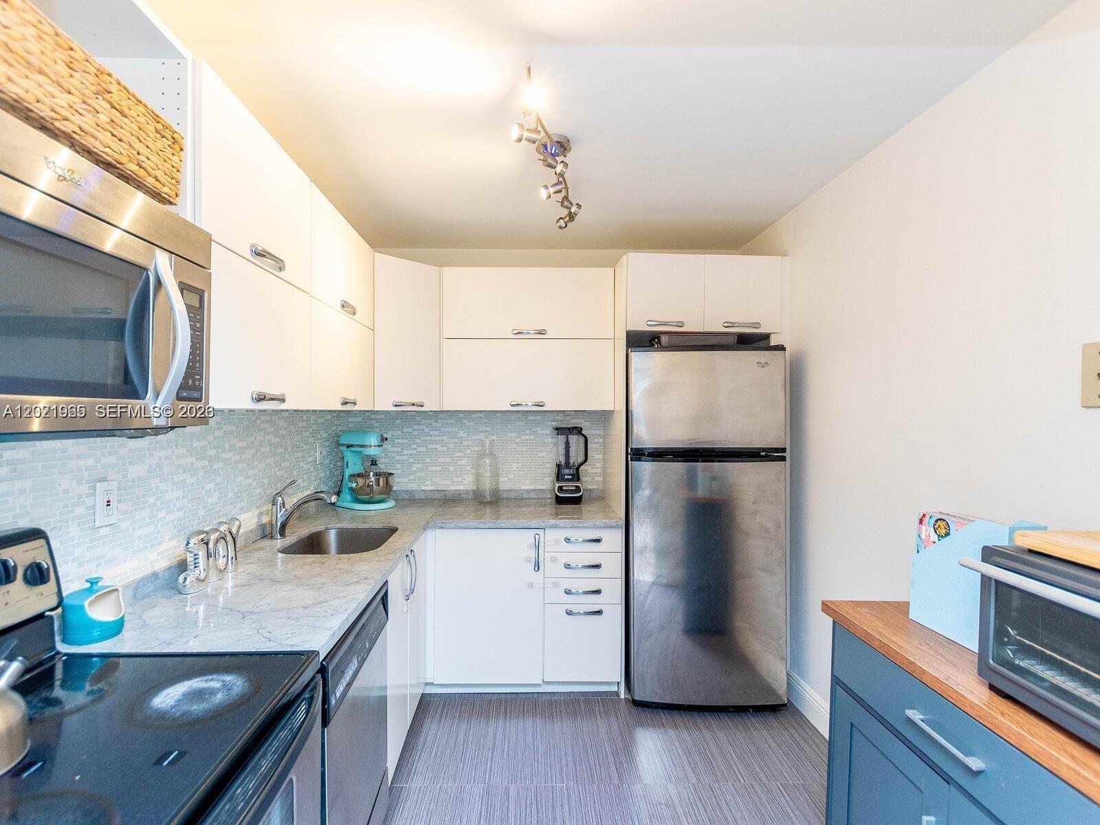 3701 N Country Club Dr #1002, Aventura FL 33180