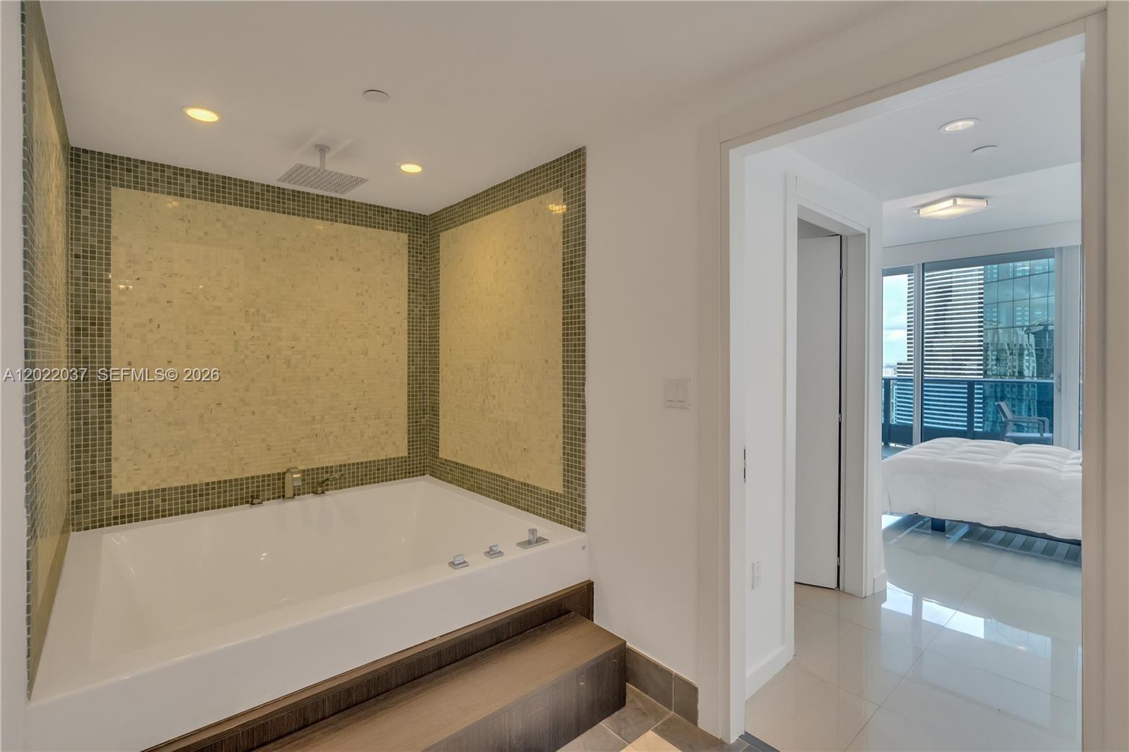 200 Biscayne Boulevard Way #3911, Miami FL 33131