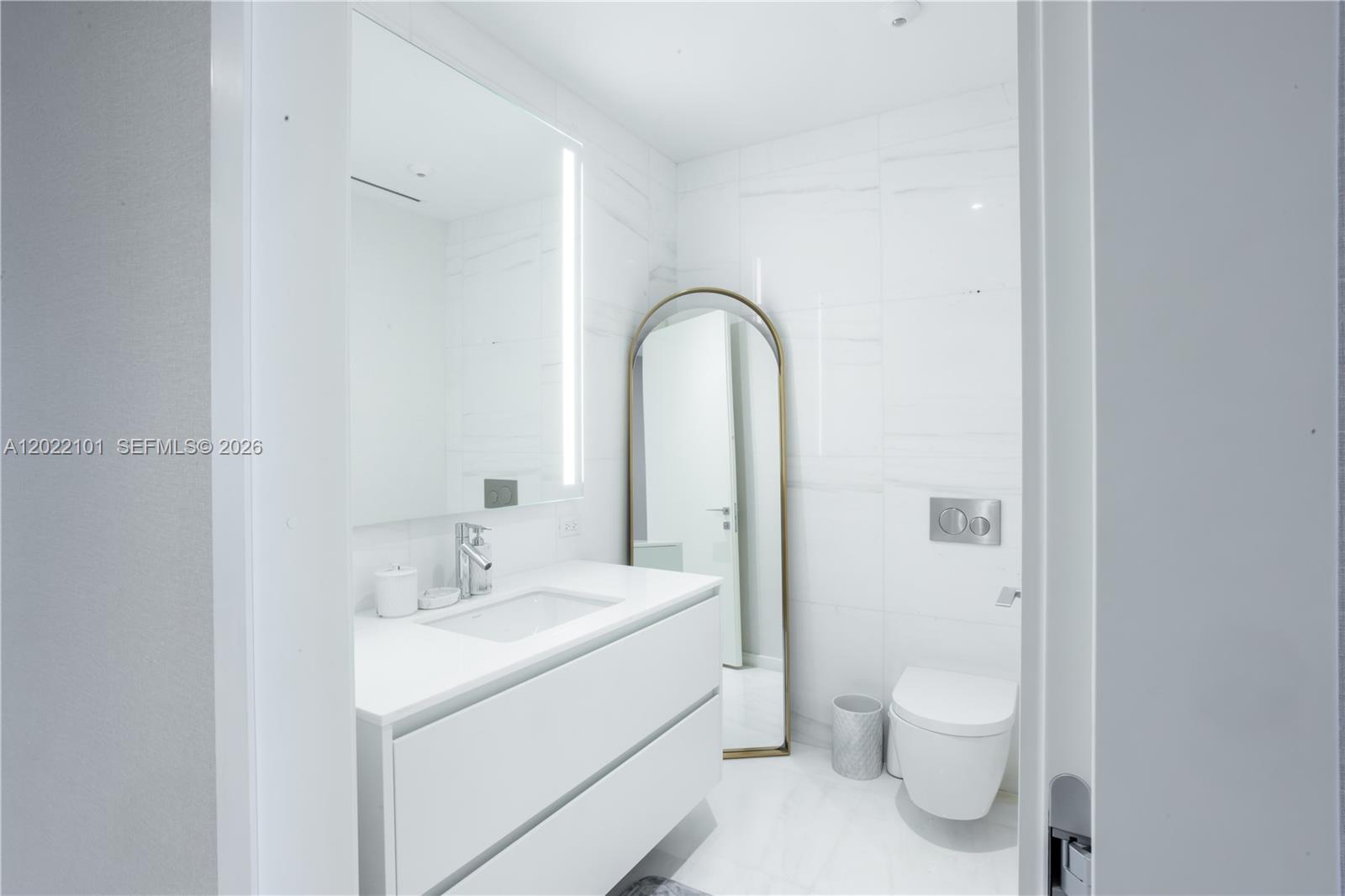 300 Biscayne Boulevard Way #2203C, Miami FL 33131
