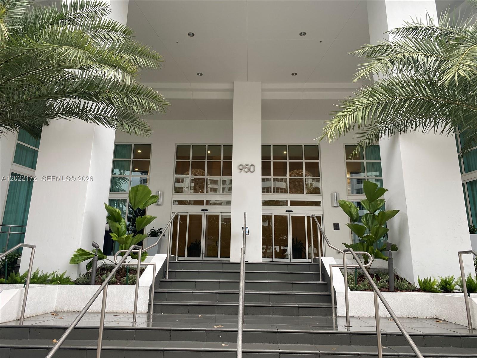 950 Brickell Bay Dr #2206, Miami FL 33131