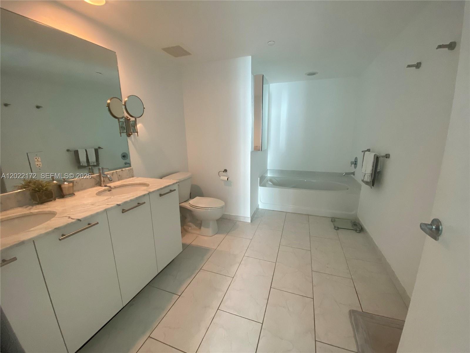 950 Brickell Bay Dr #2206, Miami FL 33131