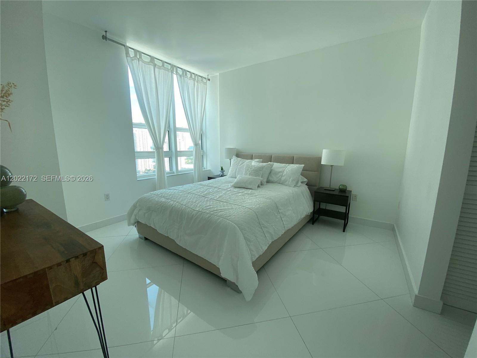 950 Brickell Bay Dr #2206, Miami FL 33131