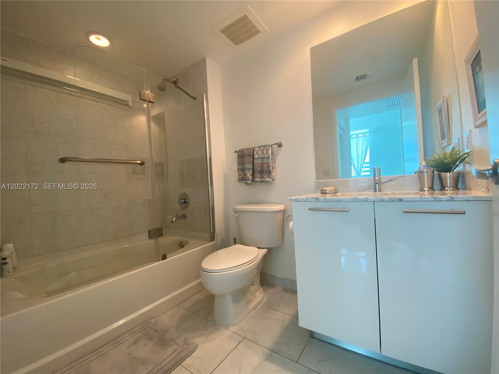 950 Brickell Bay Dr #2206, Miami FL 33131