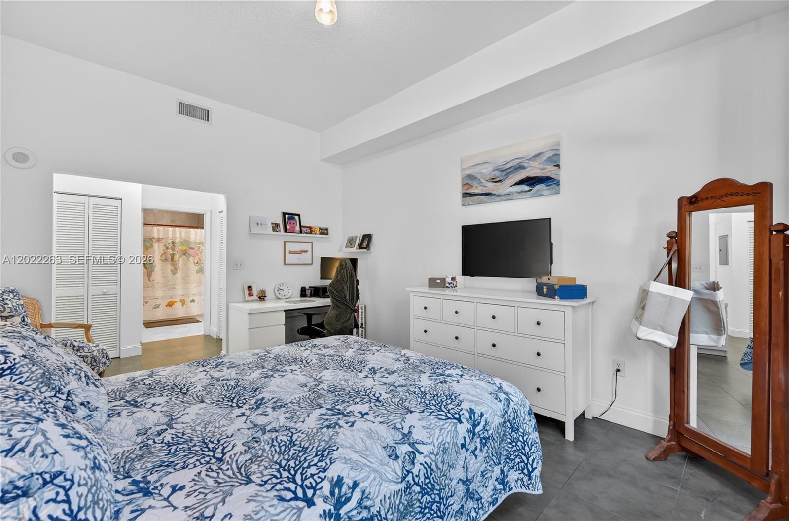 31 SE 5th St #203, Miami FL 33131