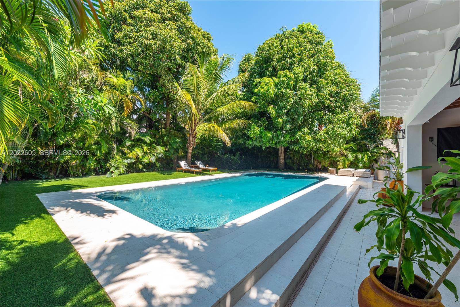 5236 Pine Tree Dr, Miami Beach FL 33140