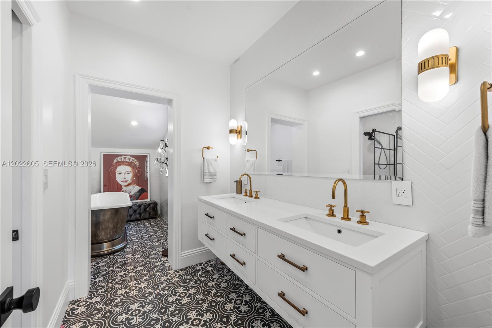 5236 Pine Tree Dr, Miami Beach FL 33140