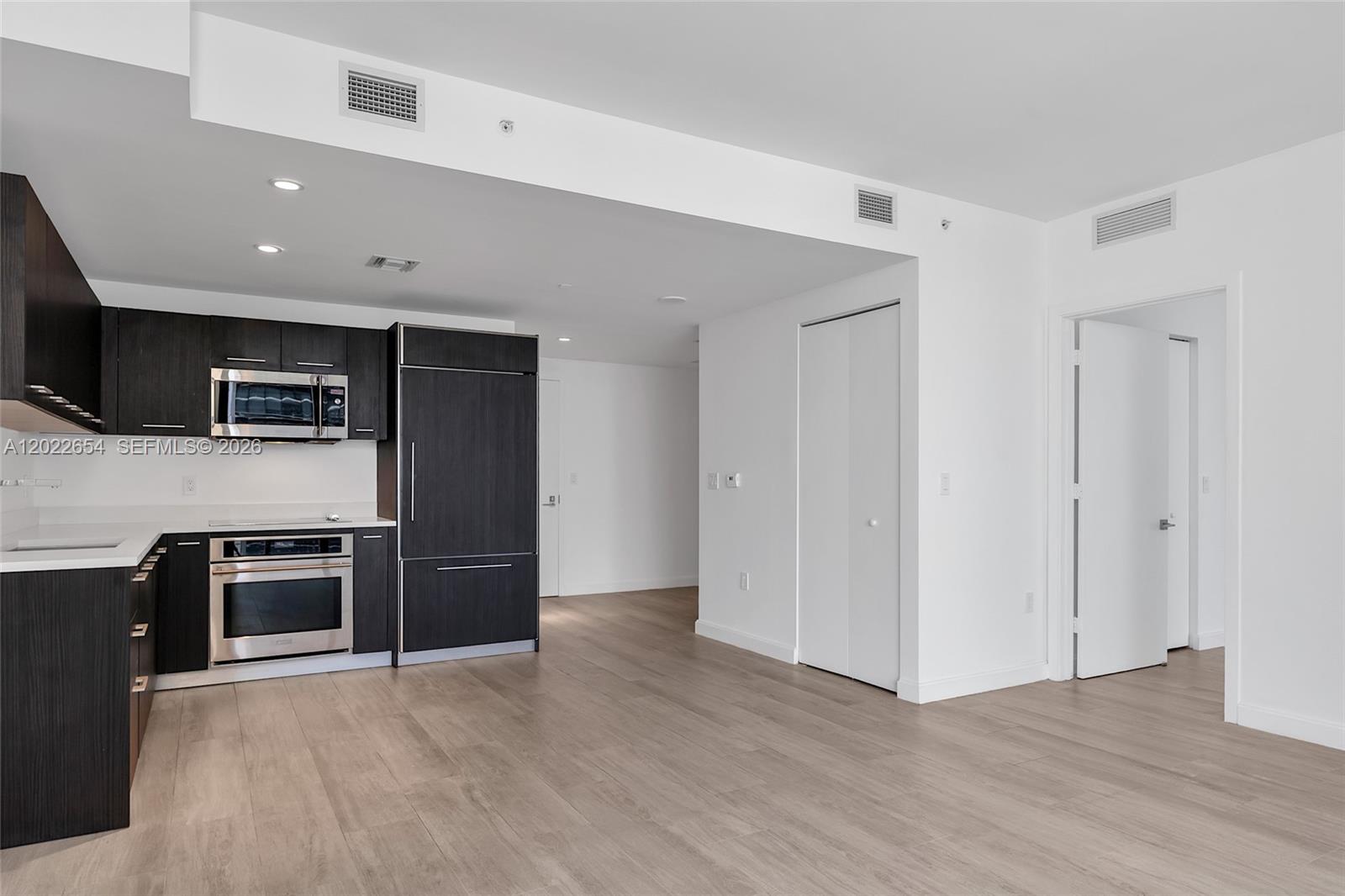 45 SW 9th St #3502, Miami FL 33130