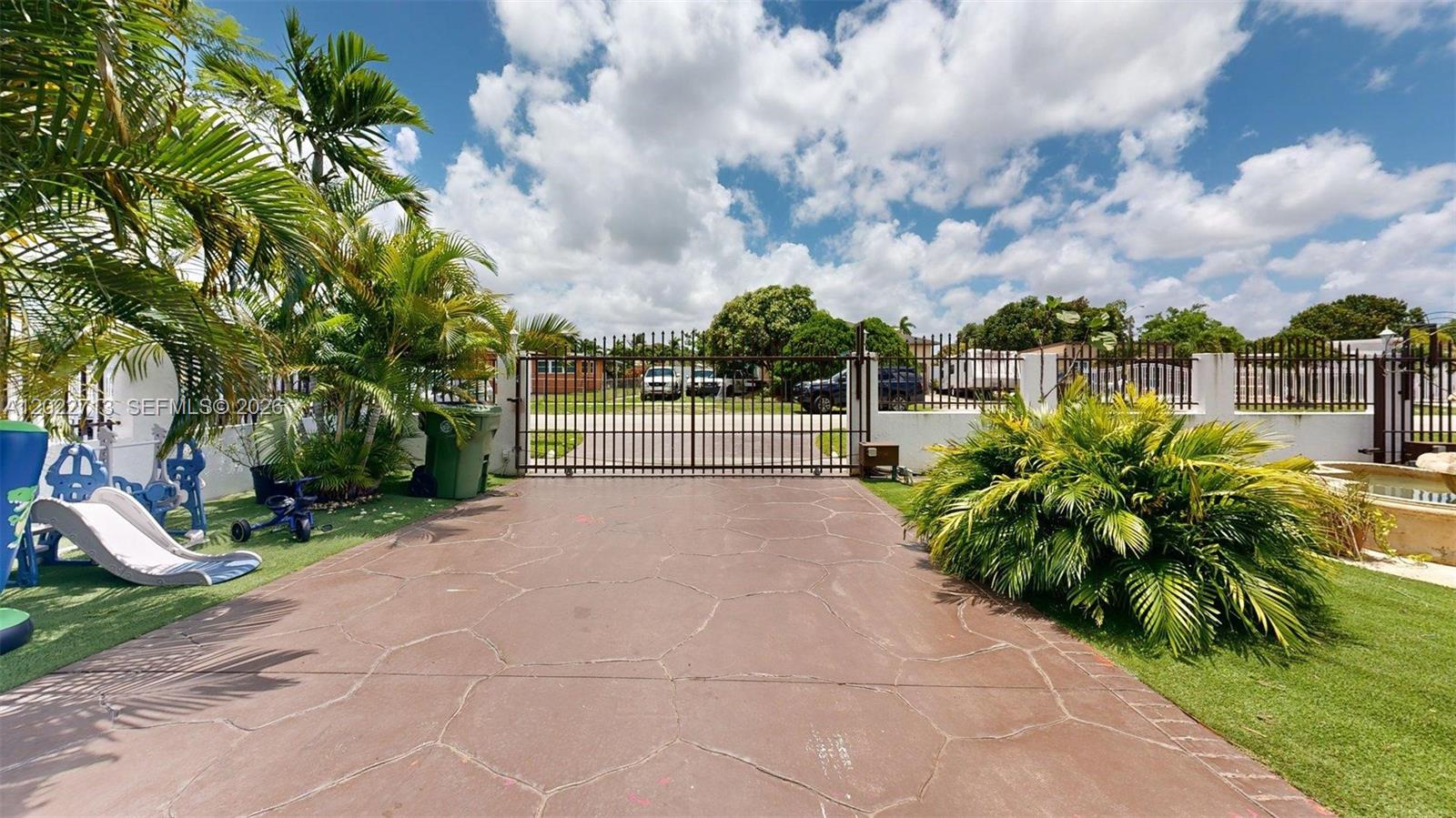 357 W 44th St, Hialeah FL 33012