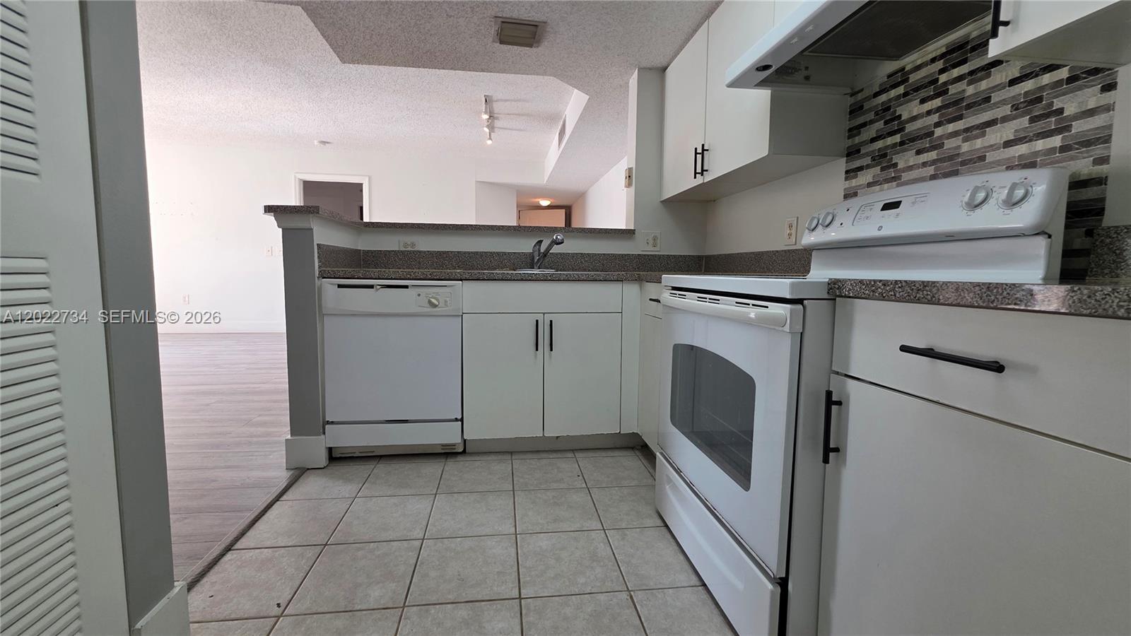 5011 Wiles Rd #203, Coconut Creek FL 33073