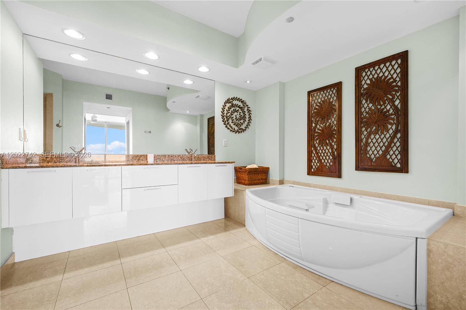 400 Alton Rd #907, Miami Beach FL 33139