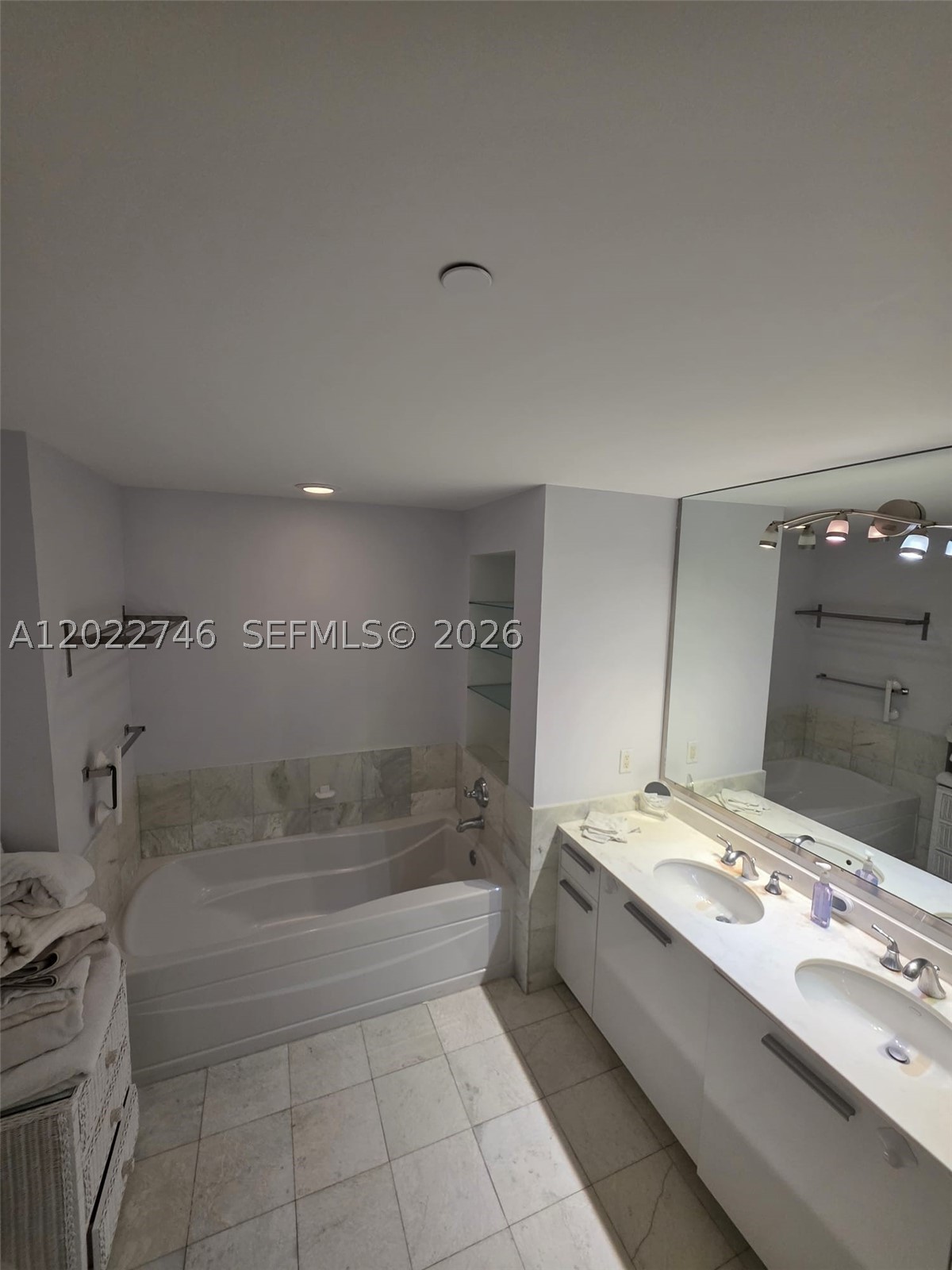 1060 Brickell Ave #2201, Miami FL 33131