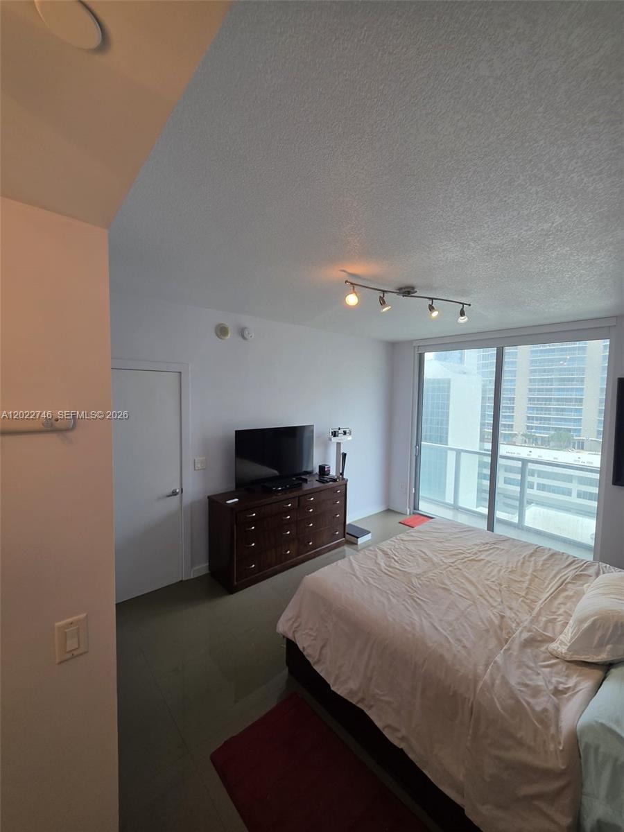 1060 Brickell Ave #2201, Miami FL 33131