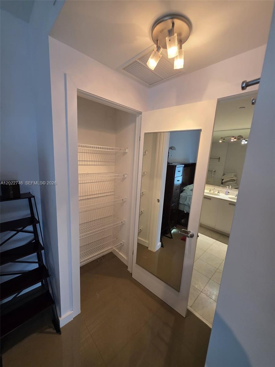 1060 Brickell Ave #2201, Miami FL 33131