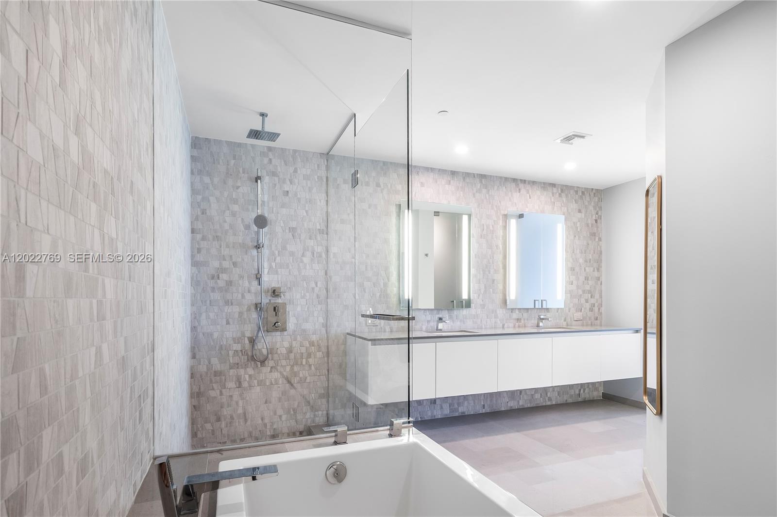 68 SE 6th Street #810, Miami FL 33131