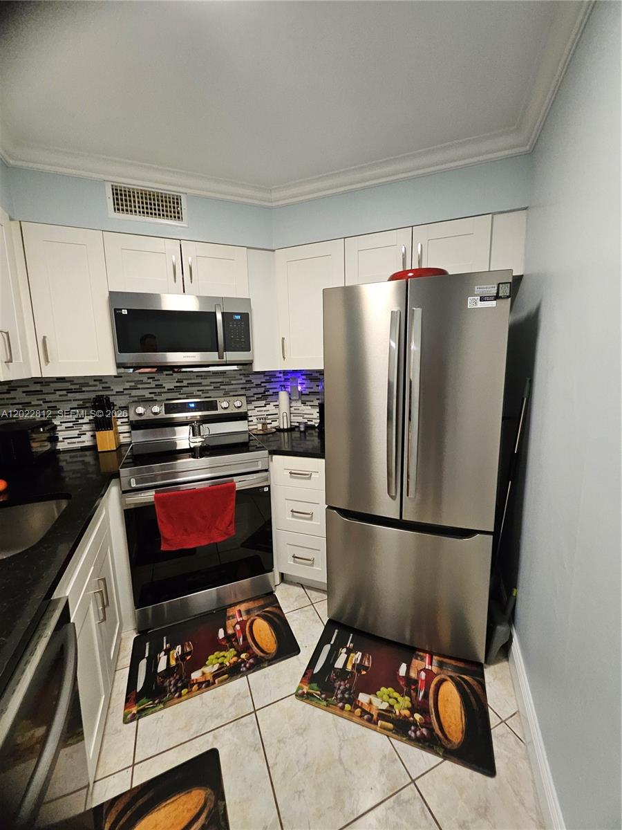 212 Lake Pointe Dr #113, Oakland Park FL 33309