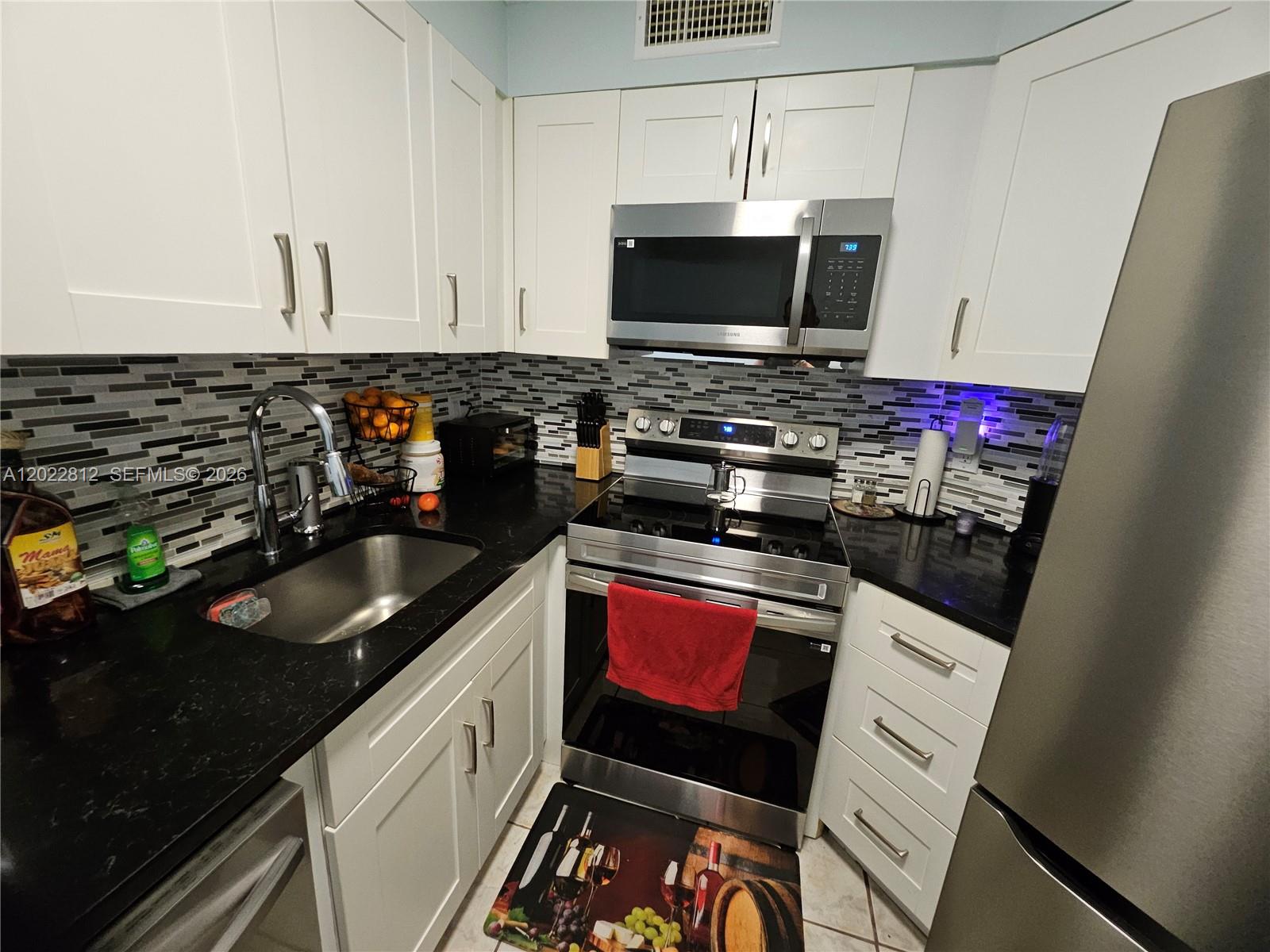 212 Lake Pointe Dr #113, Oakland Park FL 33309