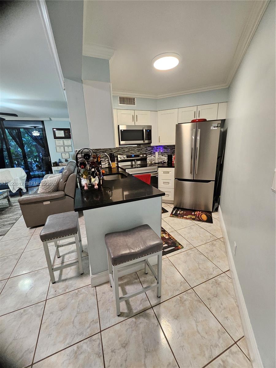 212 Lake Pointe Dr #113, Oakland Park FL 33309