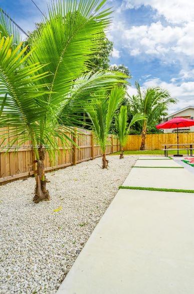 17621 NE 7th Ave, Miami FL 33162