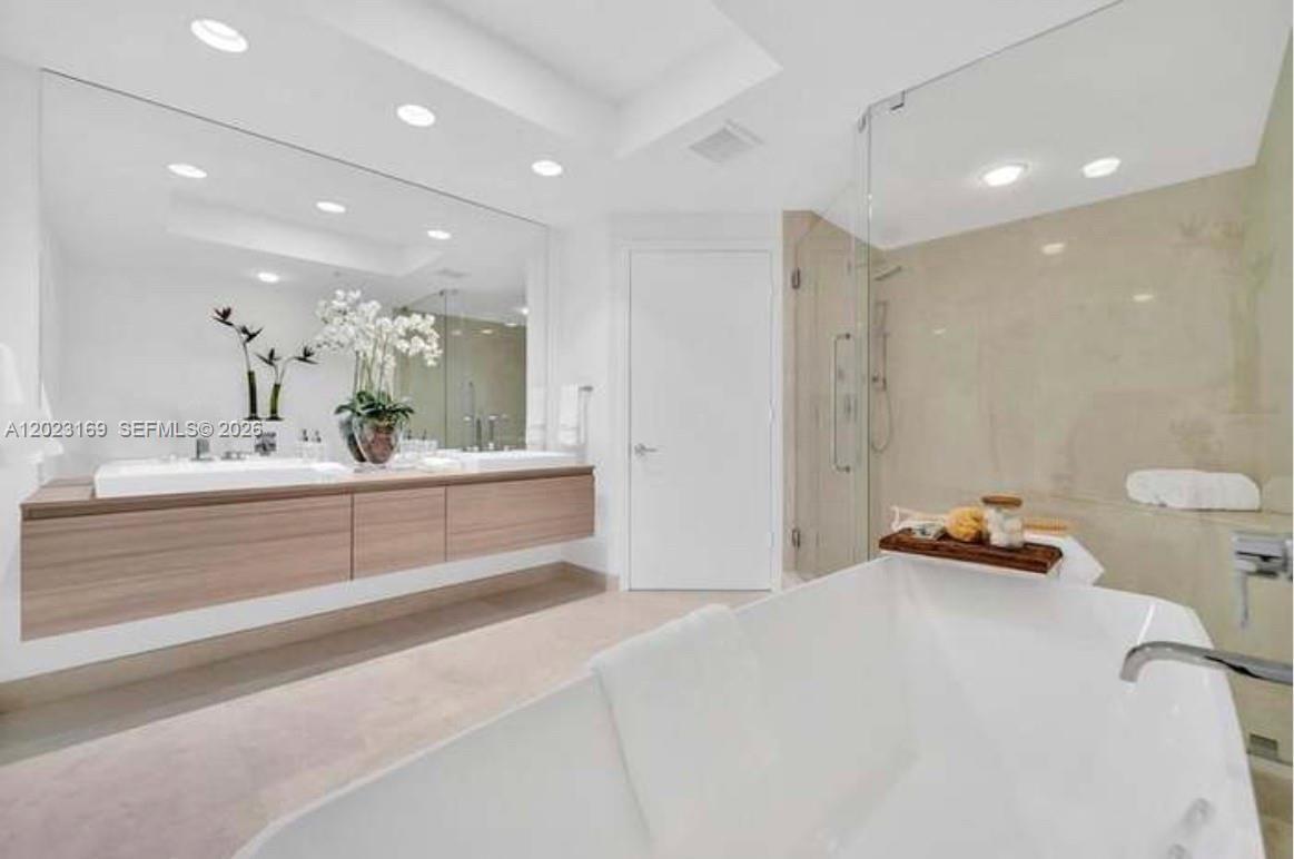 17111 Biscayne Blvd #2209, North Miami Beach FL 33160