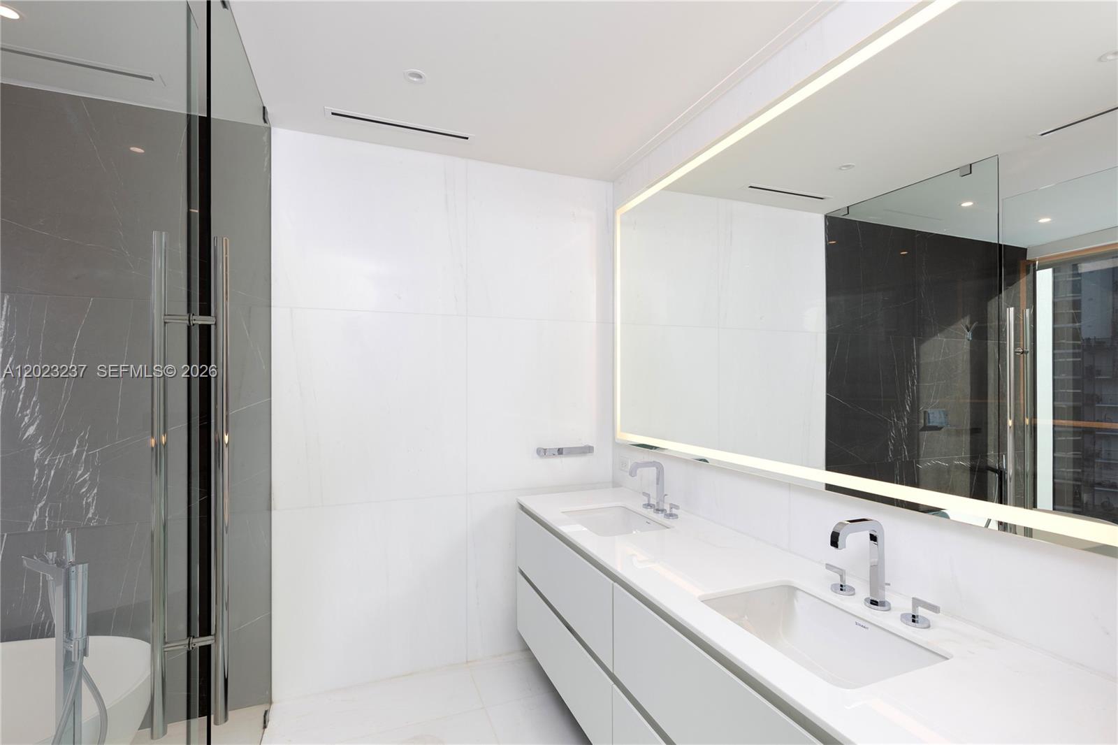 300 S Biscayne Blvd Way #2107, Miami FL 33131