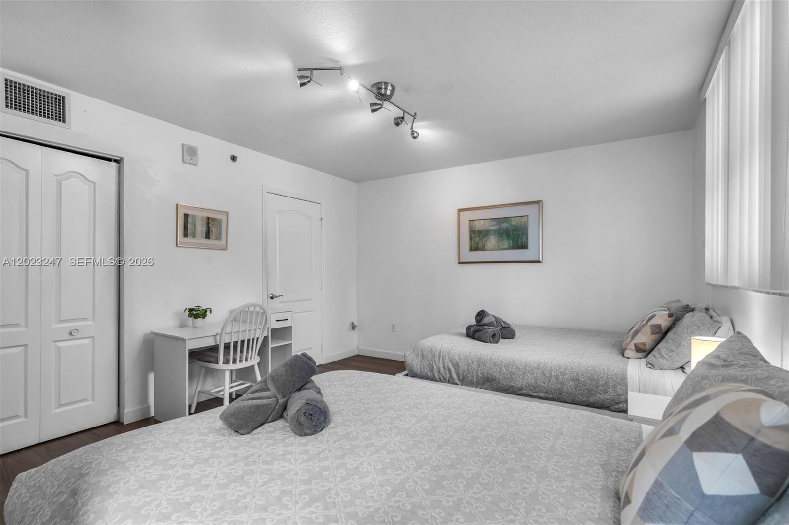 1200 Brickell Bay Dr #2915, Miami FL 33131
