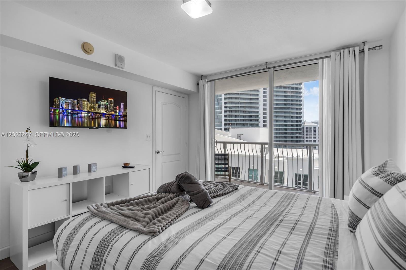 1200 Brickell Bay Dr #2915, Miami FL 33131