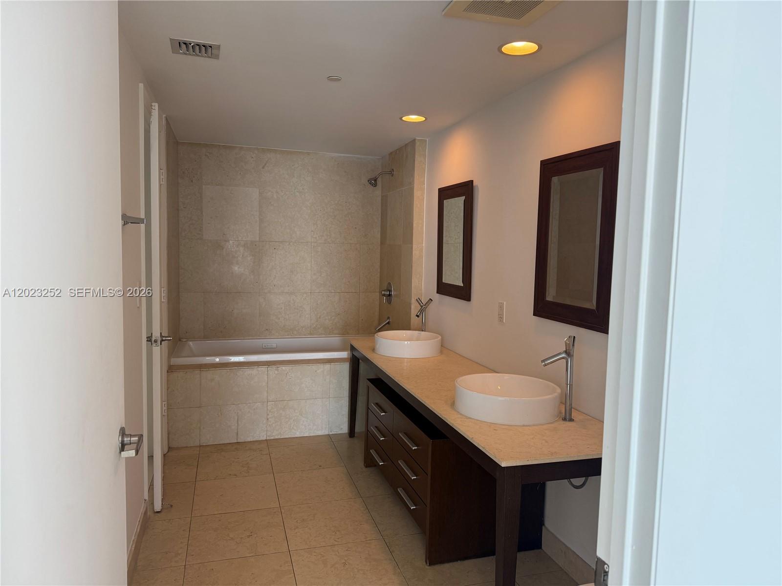 465 Brickell Ave #3906, Miami FL 33131