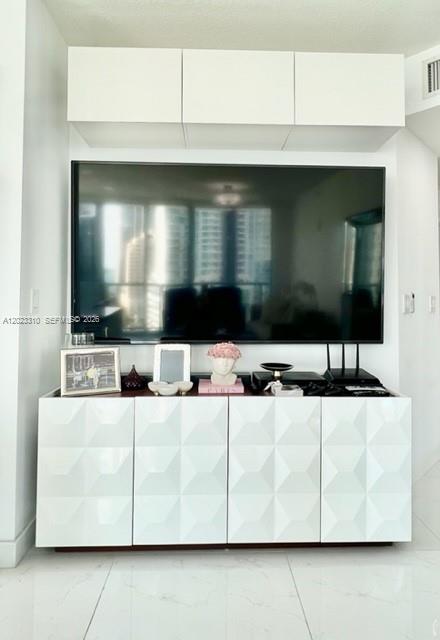 79 SW 12th St #1806, Miami FL 33130