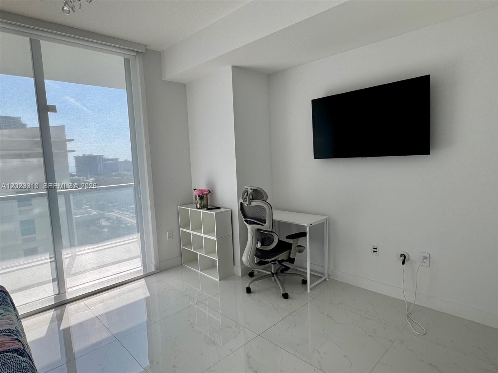 79 SW 12th St #1806, Miami FL 33130