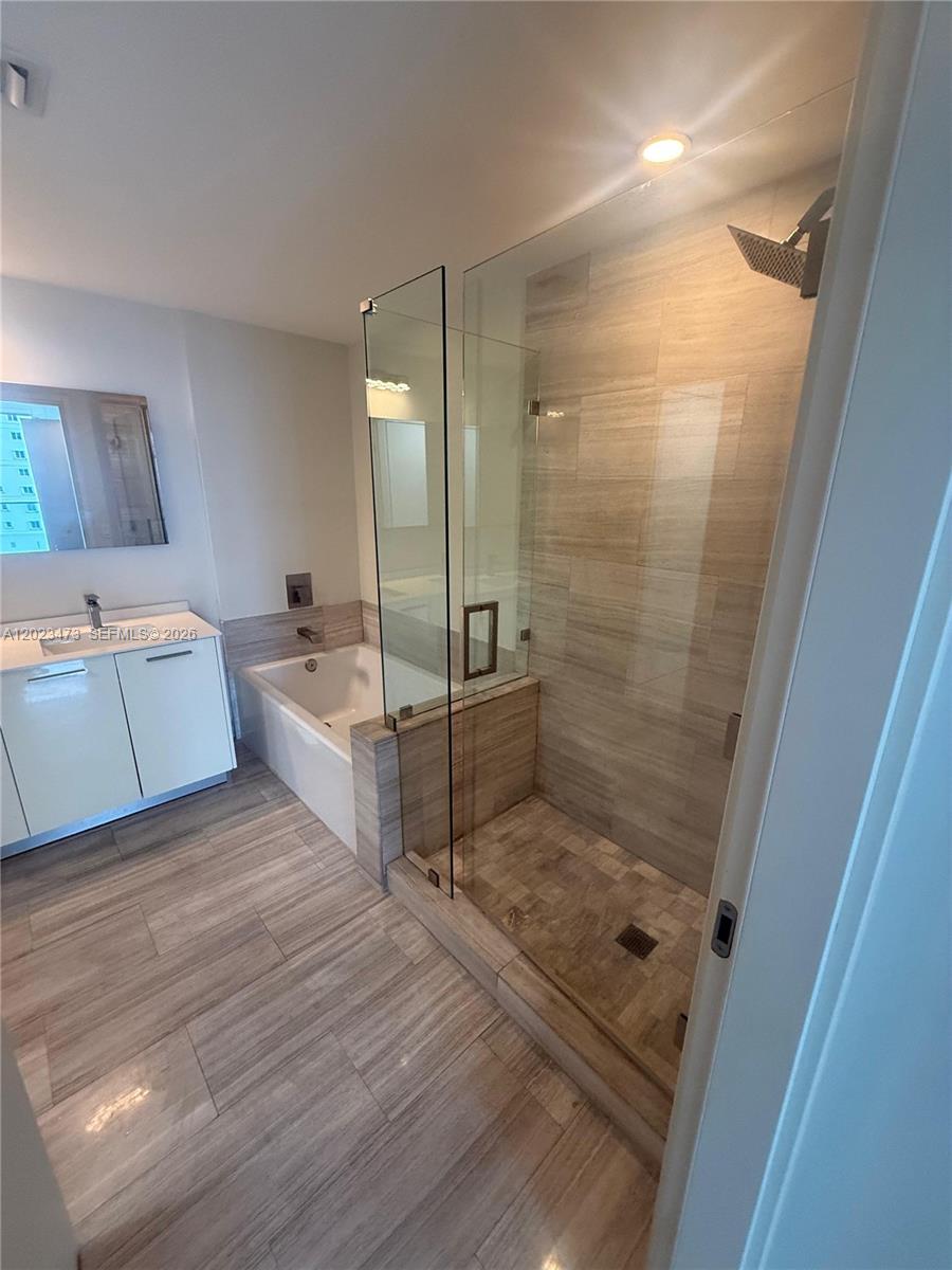 1300 Brickell Bay Dr #707, Miami FL 33131