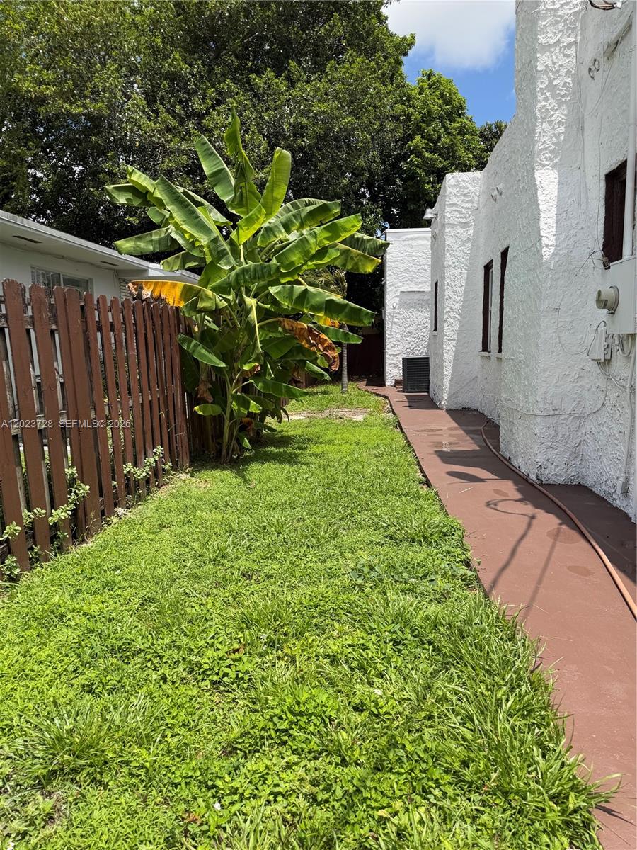 1727 NW 50th St, Miami FL 33142