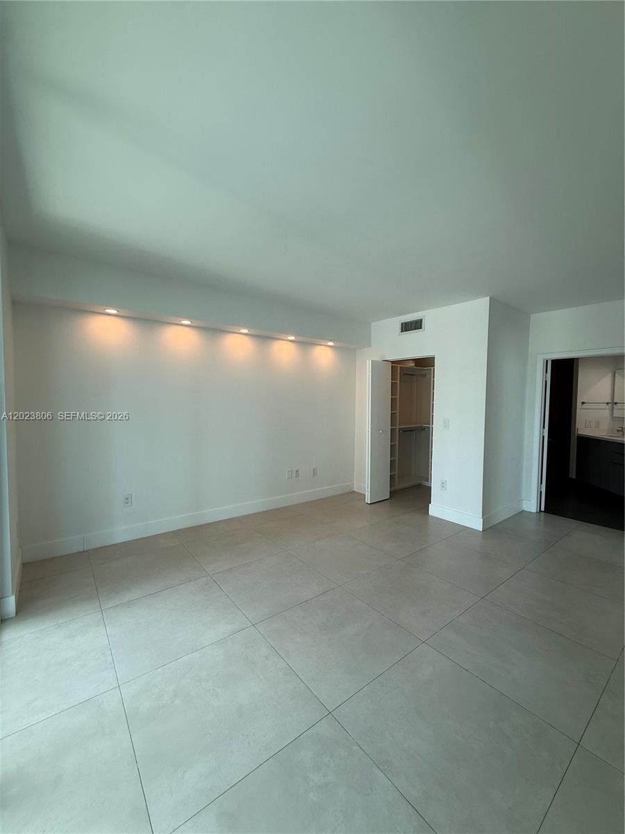 55 SE 6th St #1710, Miami FL 33131