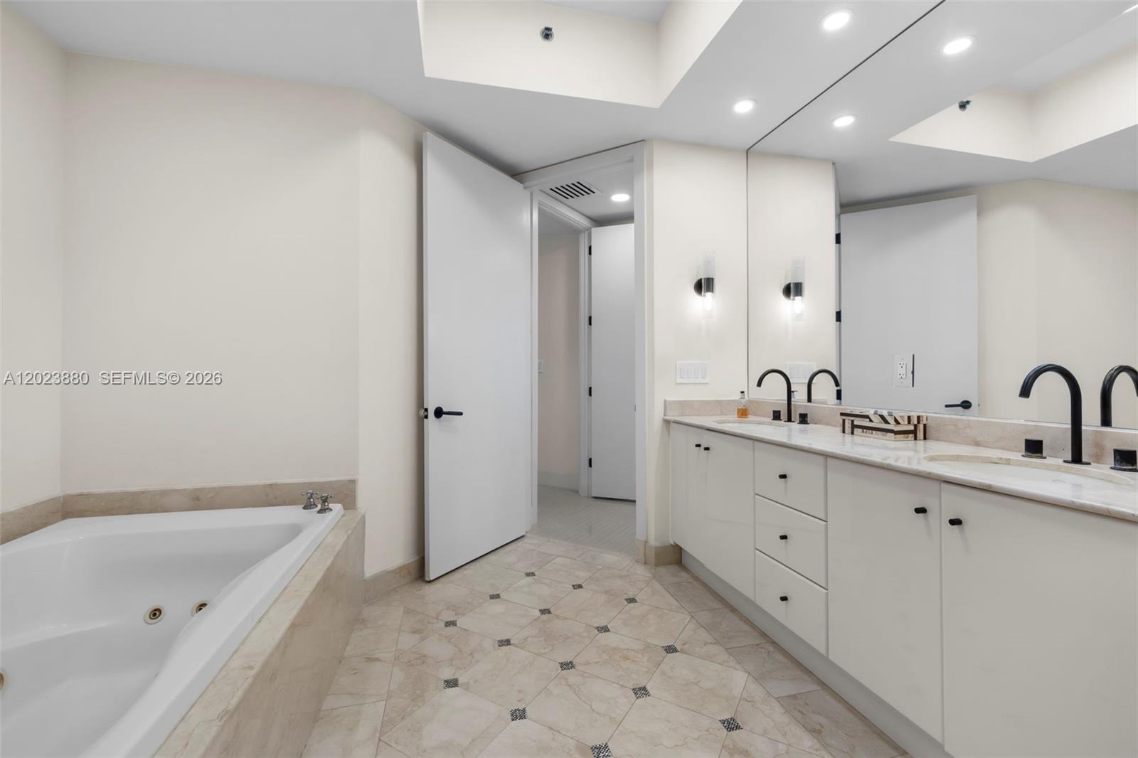 100 S Pointe Dr #509, Miami Beach FL 33139