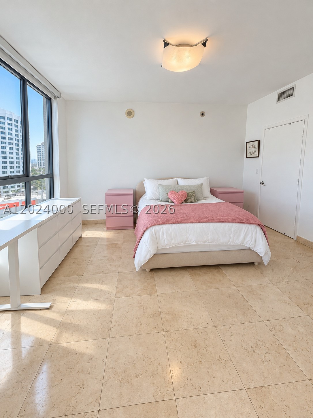 90 SW 3rd St #1811, Miami FL 33130