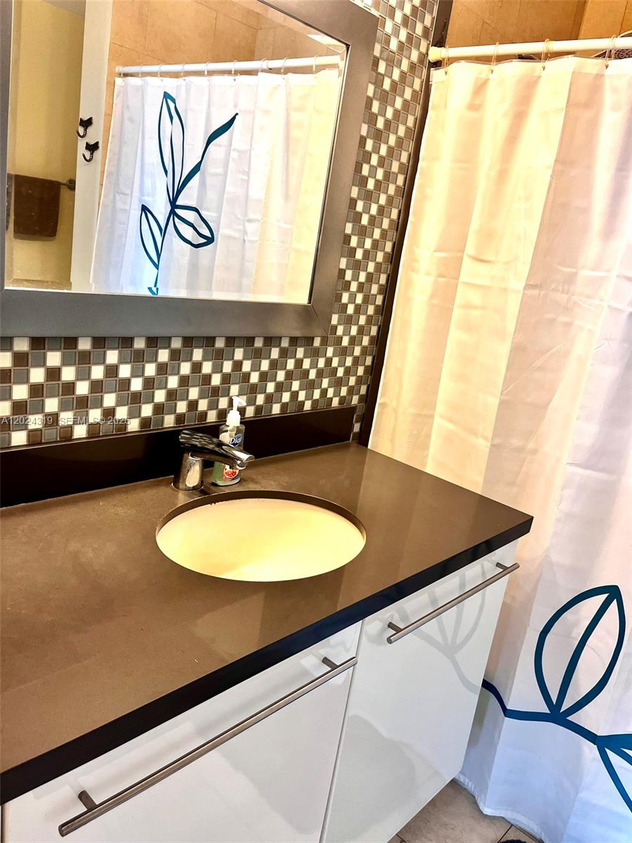 90 SW 3rd St #1409, Miami FL 33130