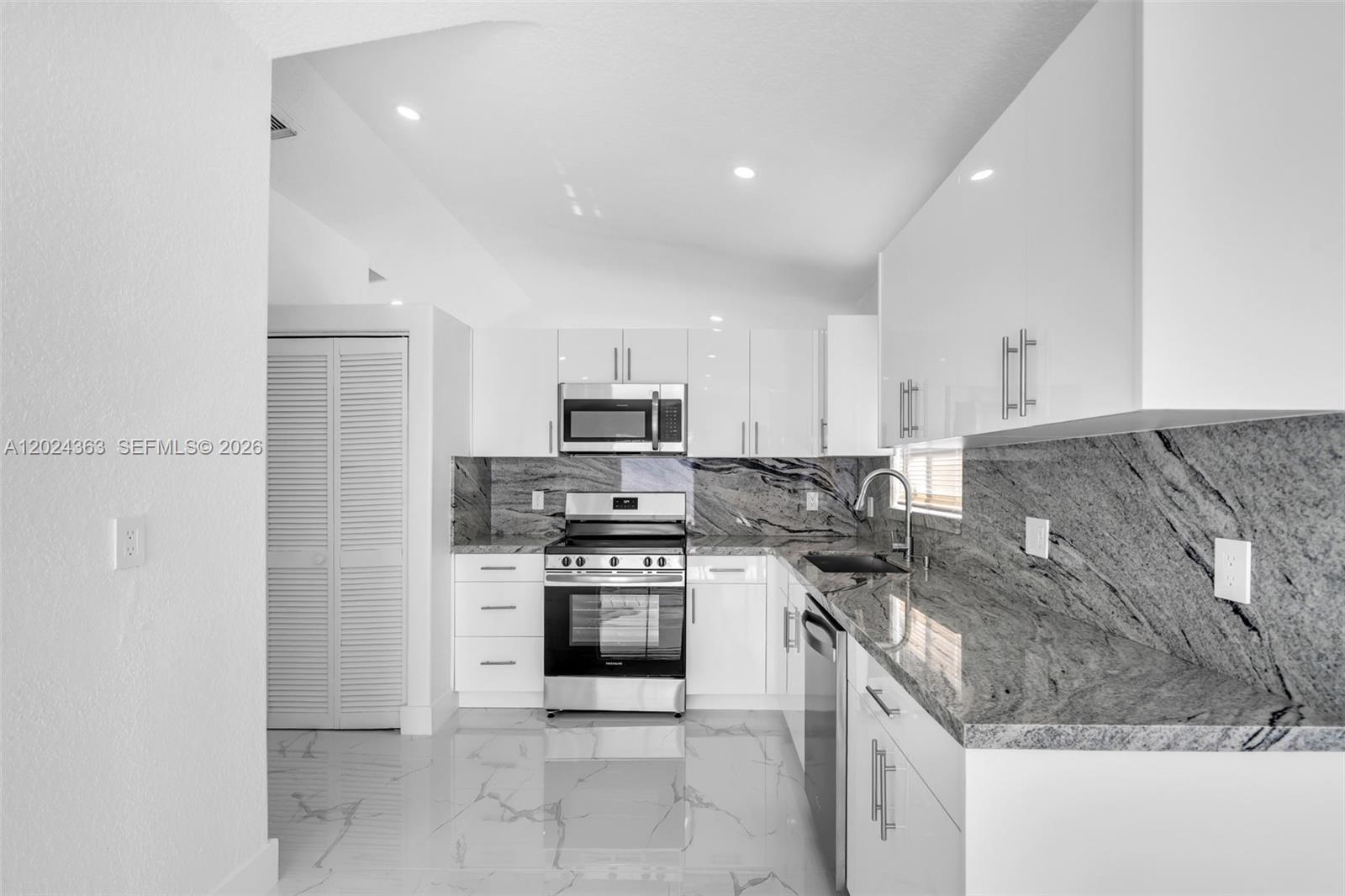 9703 NW 127th St, Hialeah Gardens FL 33018