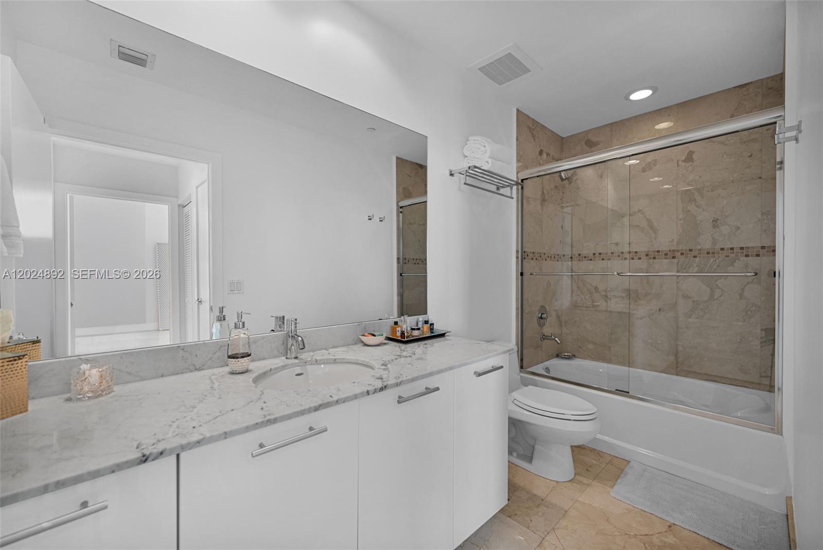 950 Brickell Bay Dr #4204, Miami FL 33131