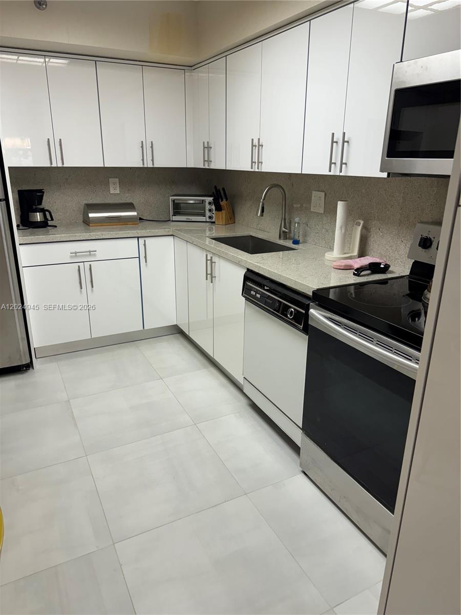 3600 Mystic Pointe Dr #208, Aventura FL 33180