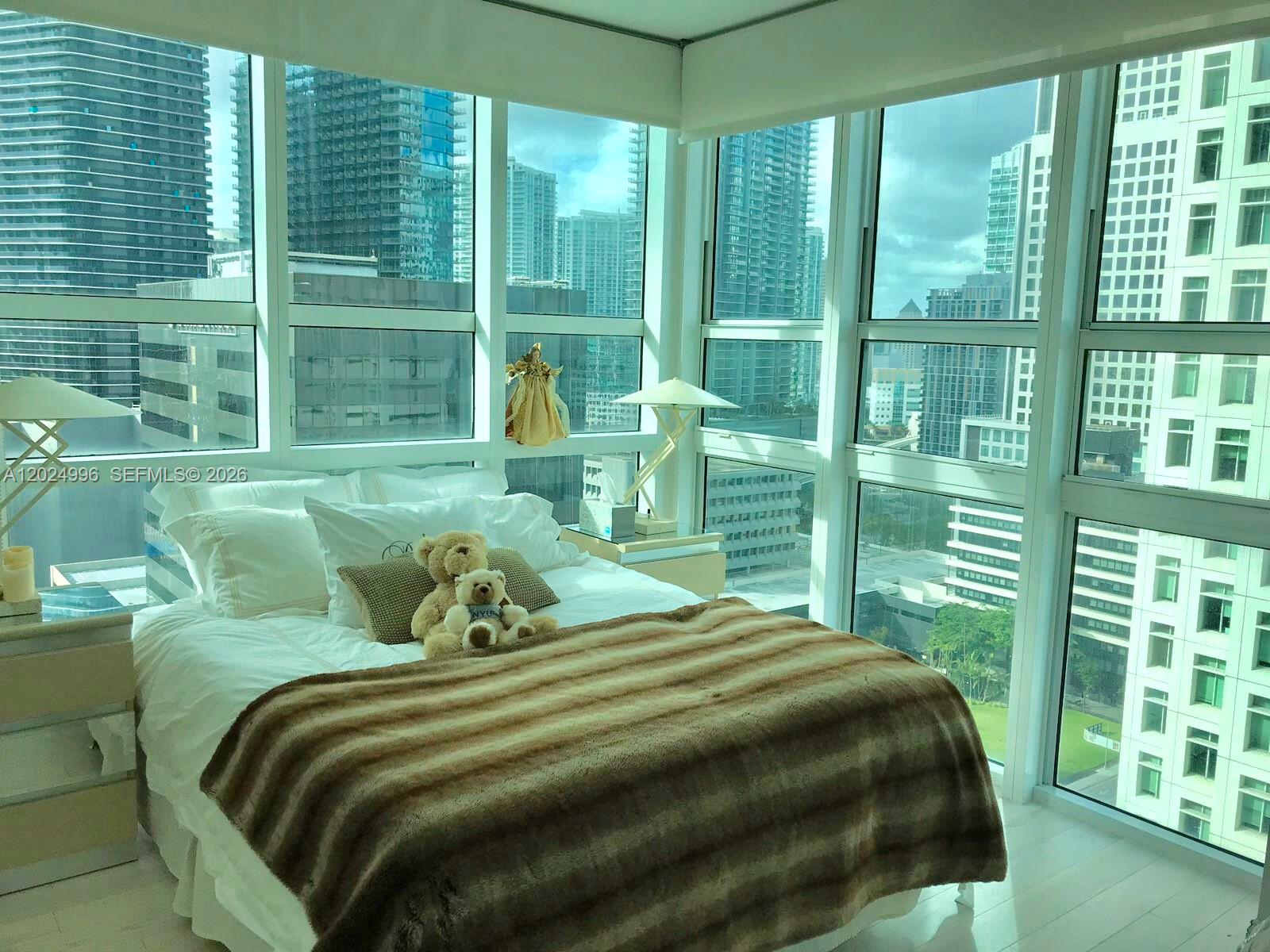 950 Brickell Bay Dr #2000, Miami FL 33131