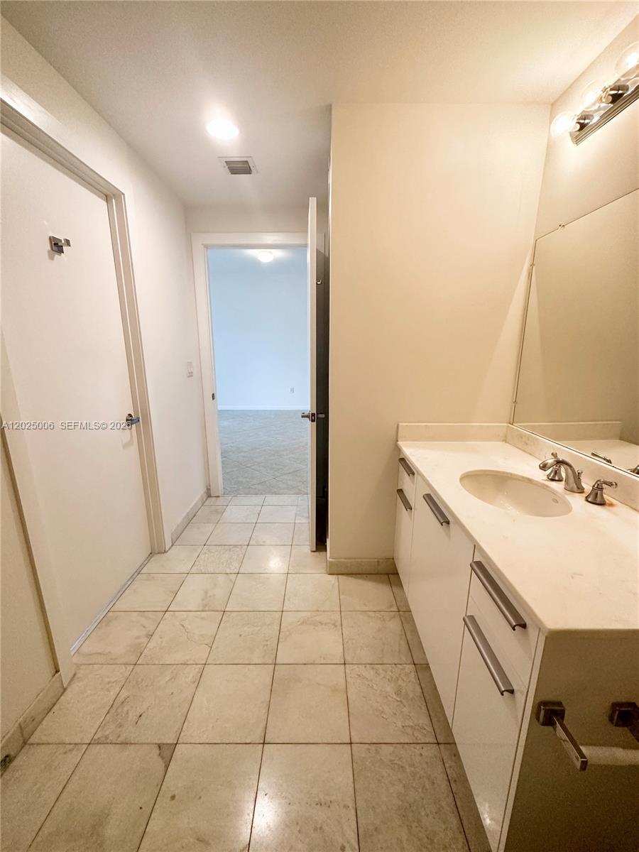 1060 Brickell Ave #2515, Miami FL 33131