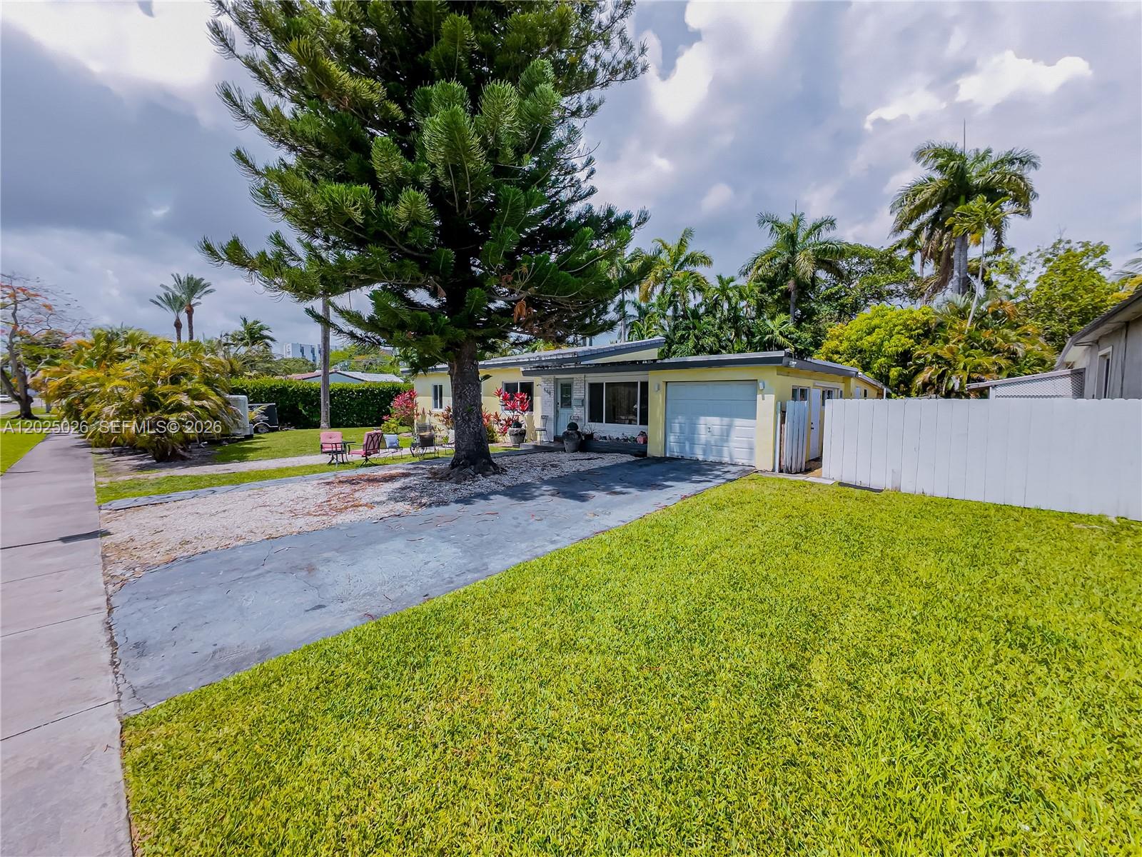 548 East Dr, Miami Springs FL 33166