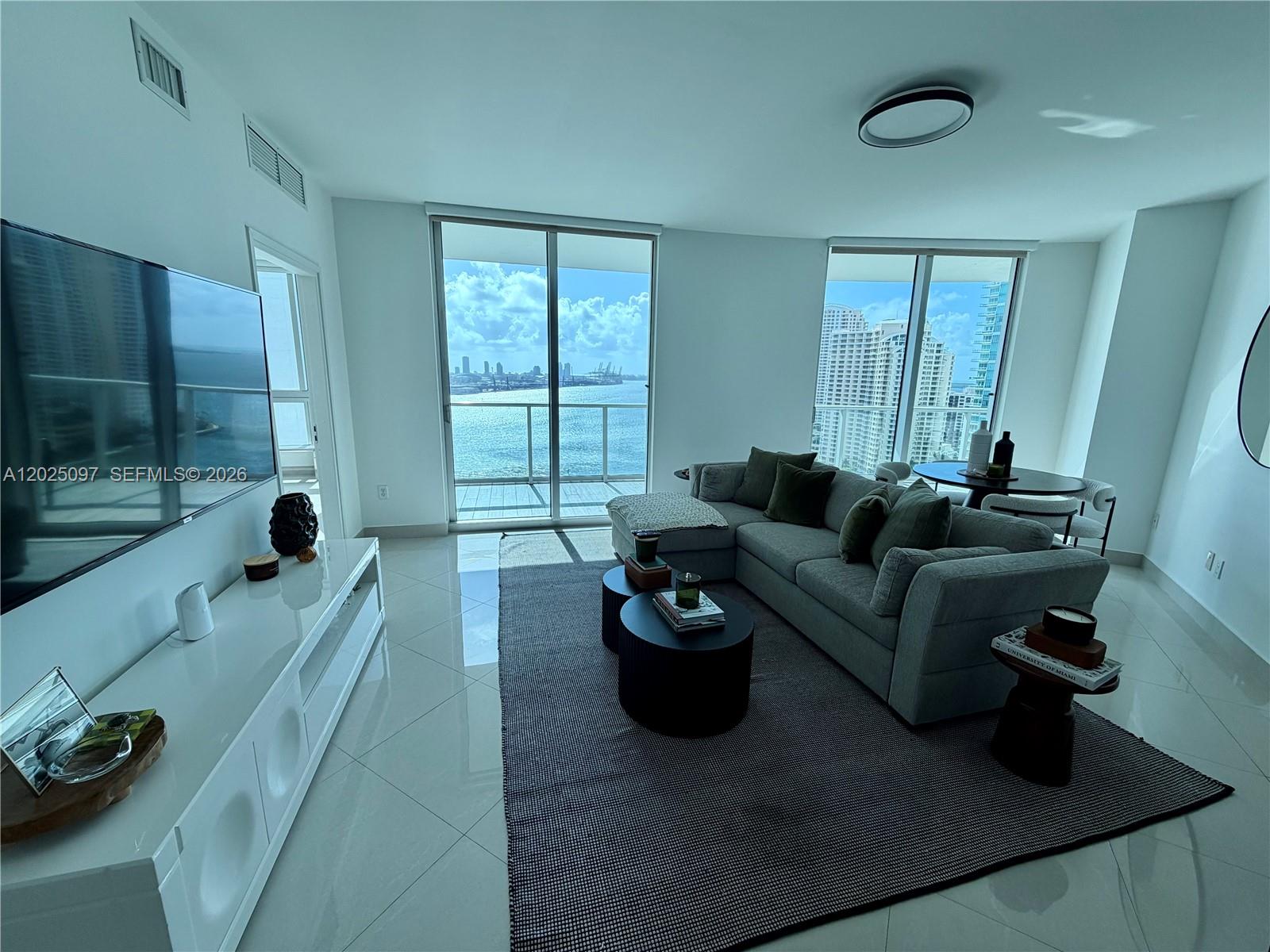 300 S Biscayne Blvd #1810, Miami FL 33131