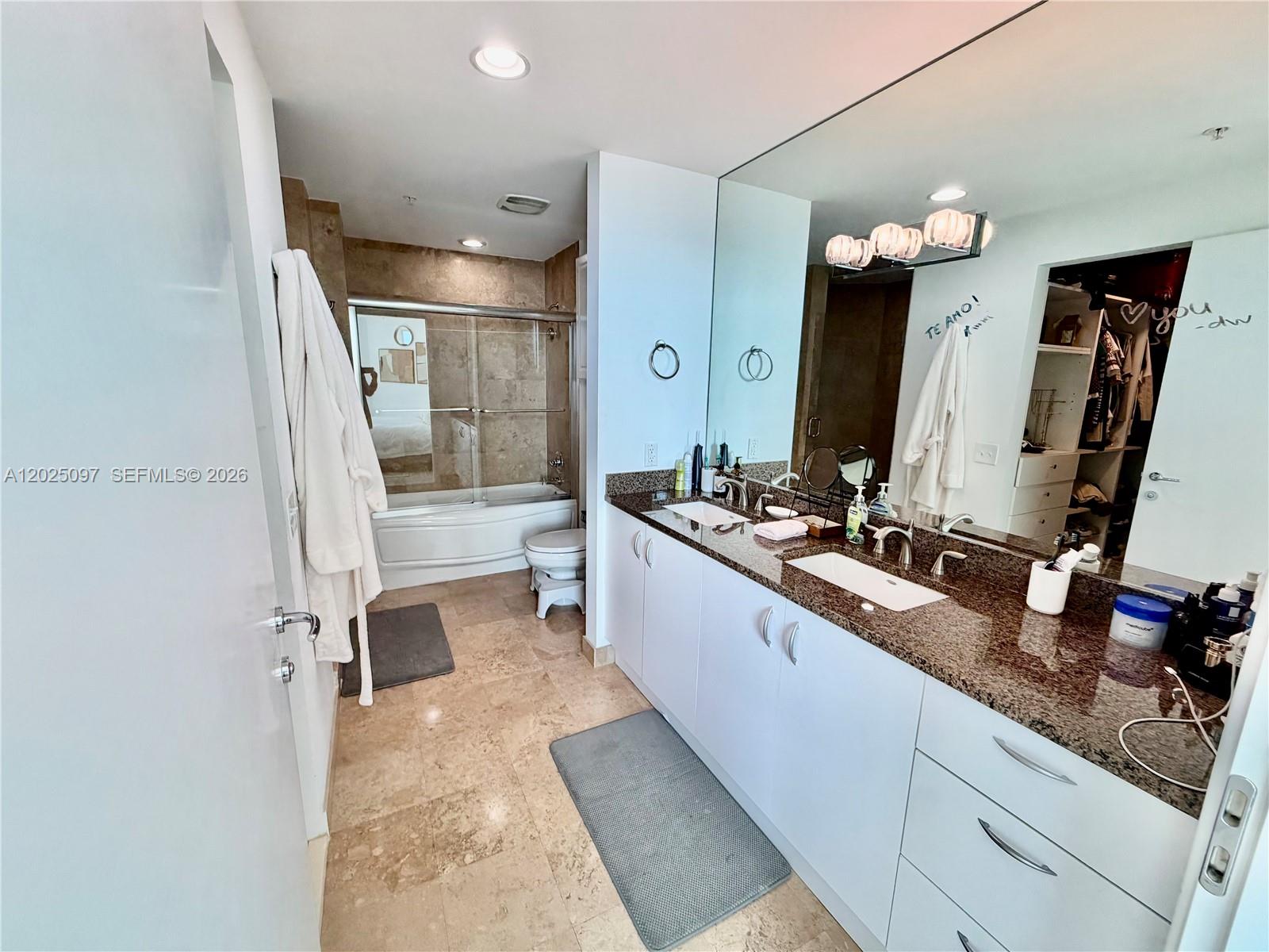 300 S Biscayne Blvd #1810, Miami FL 33131