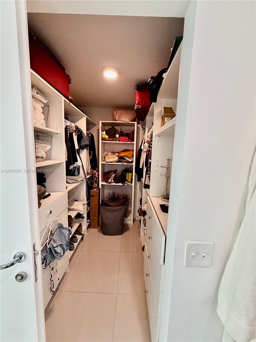 300 S Biscayne Blvd #1810, Miami FL 33131