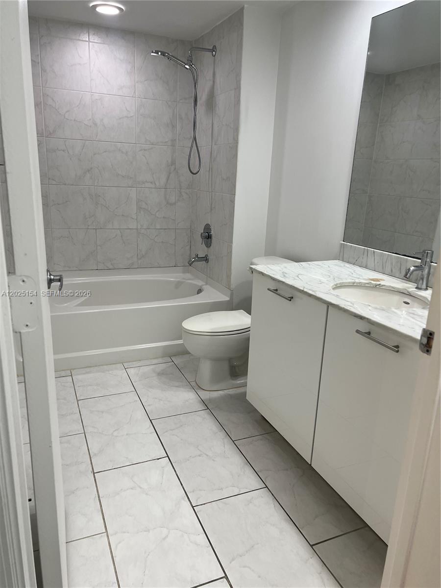 950 Brickell Bay Dr #2303, Miami FL 33131